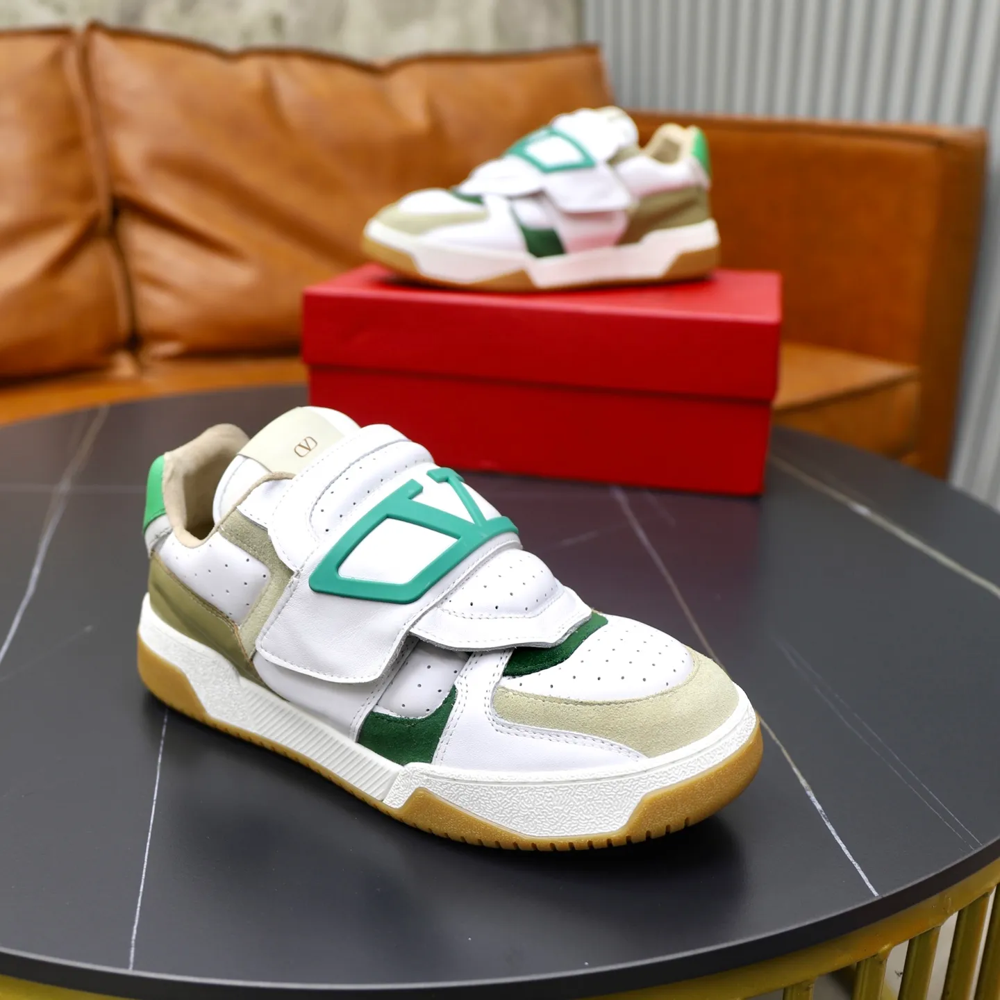 Ex-factory price: 520💰VALENTINO/Valentino Men's latest low-top thick-soled sports shoes are shipped. Made with heavy industry, men's fine casual sports shoes, versatile style. Original leather, rubber lines embellished with geometric segmented uppers, hand-stitched, novel and fashionable, rubber soles with details on the front and back, and the tongue is decorated with the Valentino Garavani Logo, which is comfortable, breathable and durable! Comes with full original packaging! Code number: 38-39-40-41-42-43-44 (45, 46 can be customized)